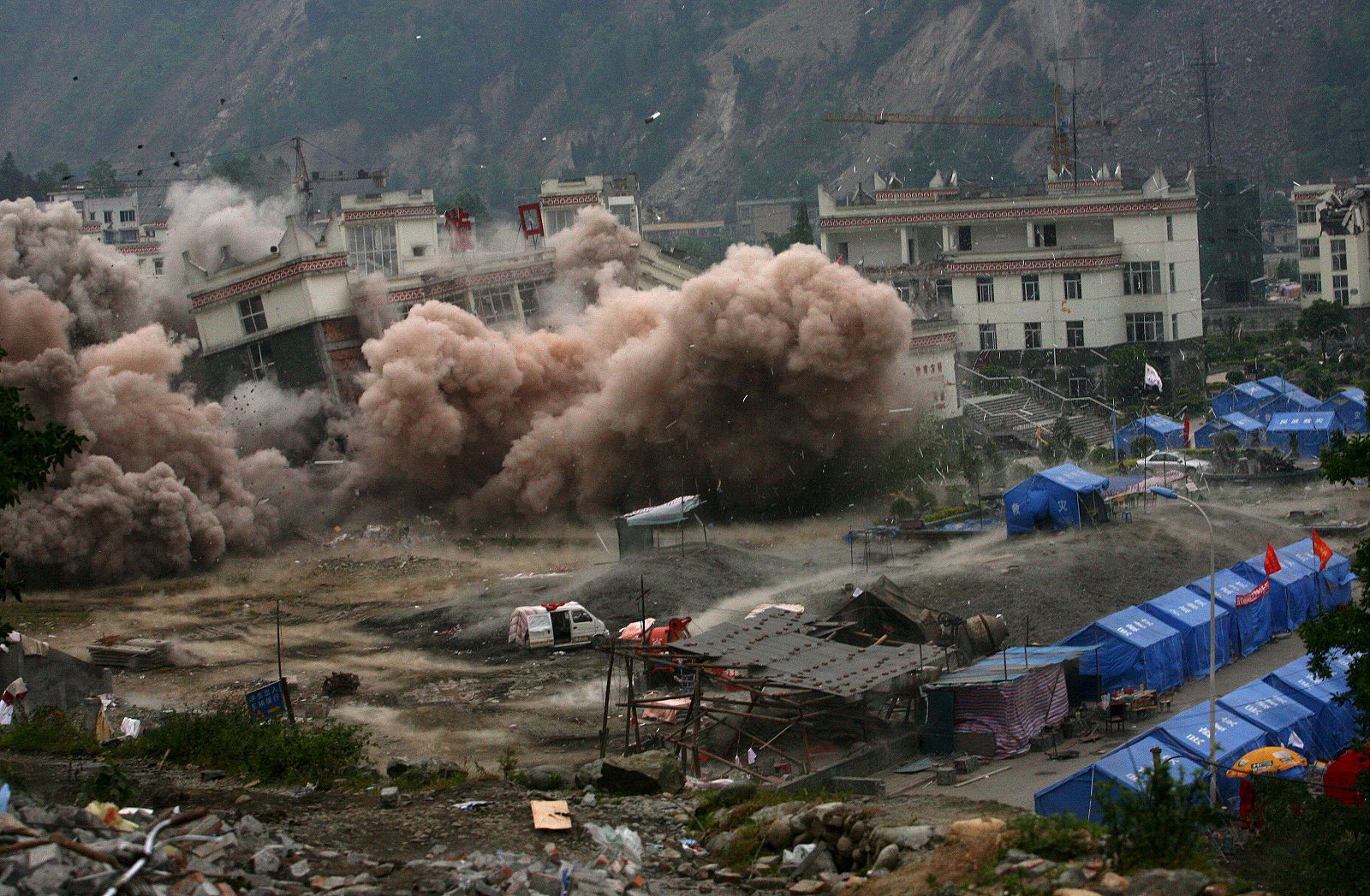 Los ingenieros demuelen de manera controlada el colegio Xuankou, en China, tras el terremoto.