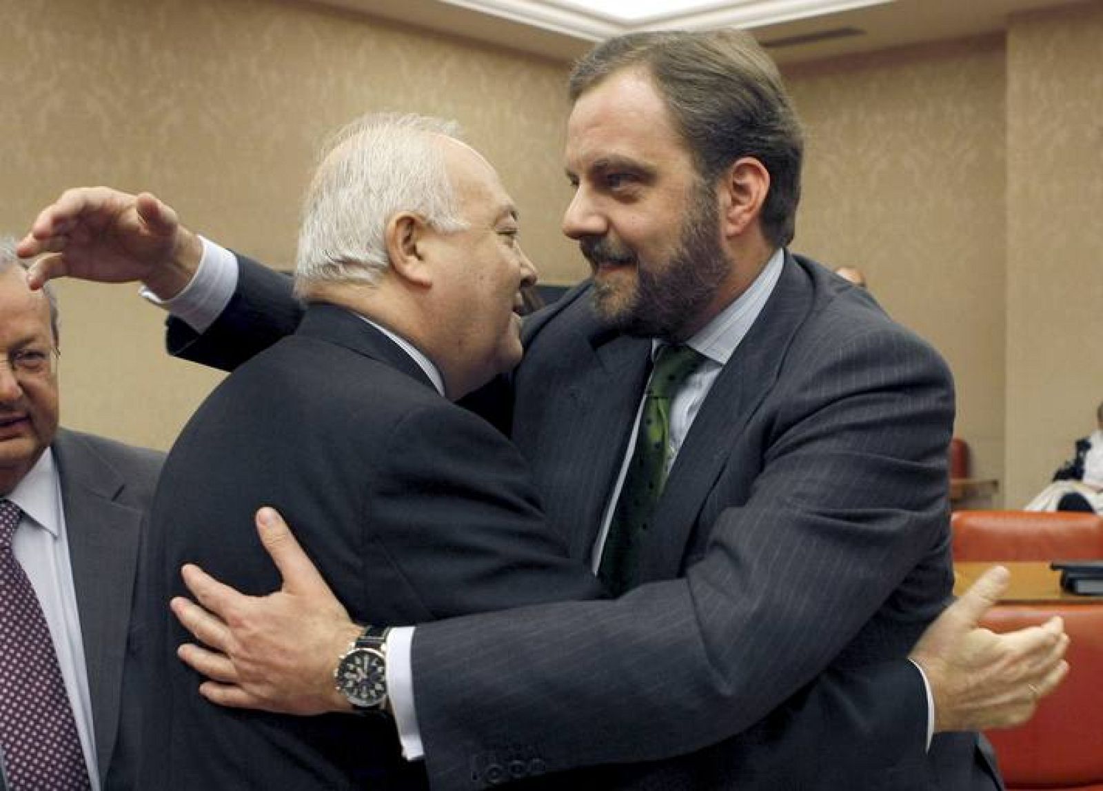 El ministro saluda al portavoz de Exteriores del PP, Gustavo de Arístegui, antes de su comparecencia en comisión del Congreso