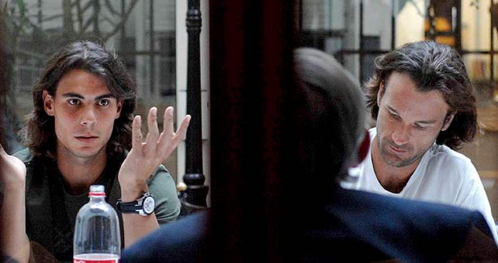 El secretario de Estado para el Deporte, Jaime Lissavetzky (de espaldas), conversa con Rafa Nadal y Carlos Moyá durante la reunión celebrada en París.