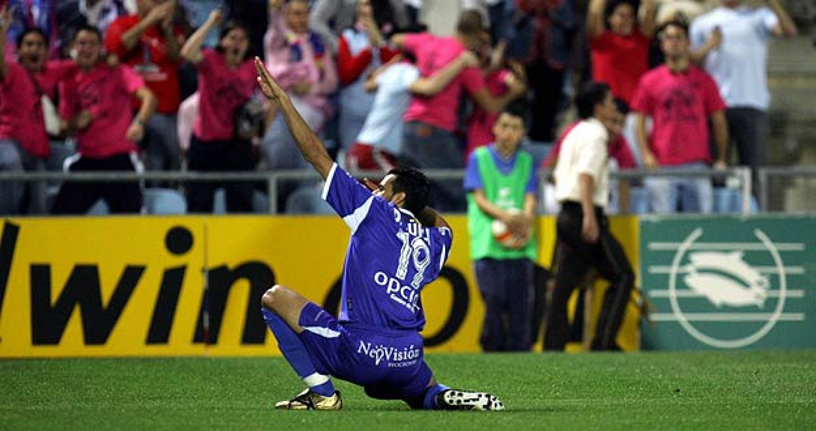 Güiza imita a su ídolo Francisco Narváez "Kiko" en la celebración de cada uno de sus goles.