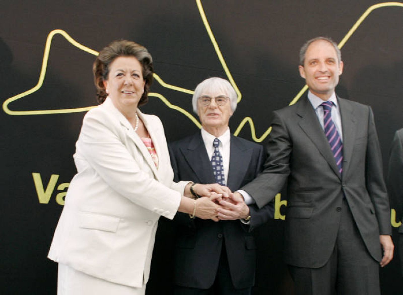 La alcaldesa de Valencia, Rita Barberá, el patrón de la F-1, Bernie Ecclestone, y el presidente regional, Francisco Camps, en la presentación del G. P. de Valencia en 2008.