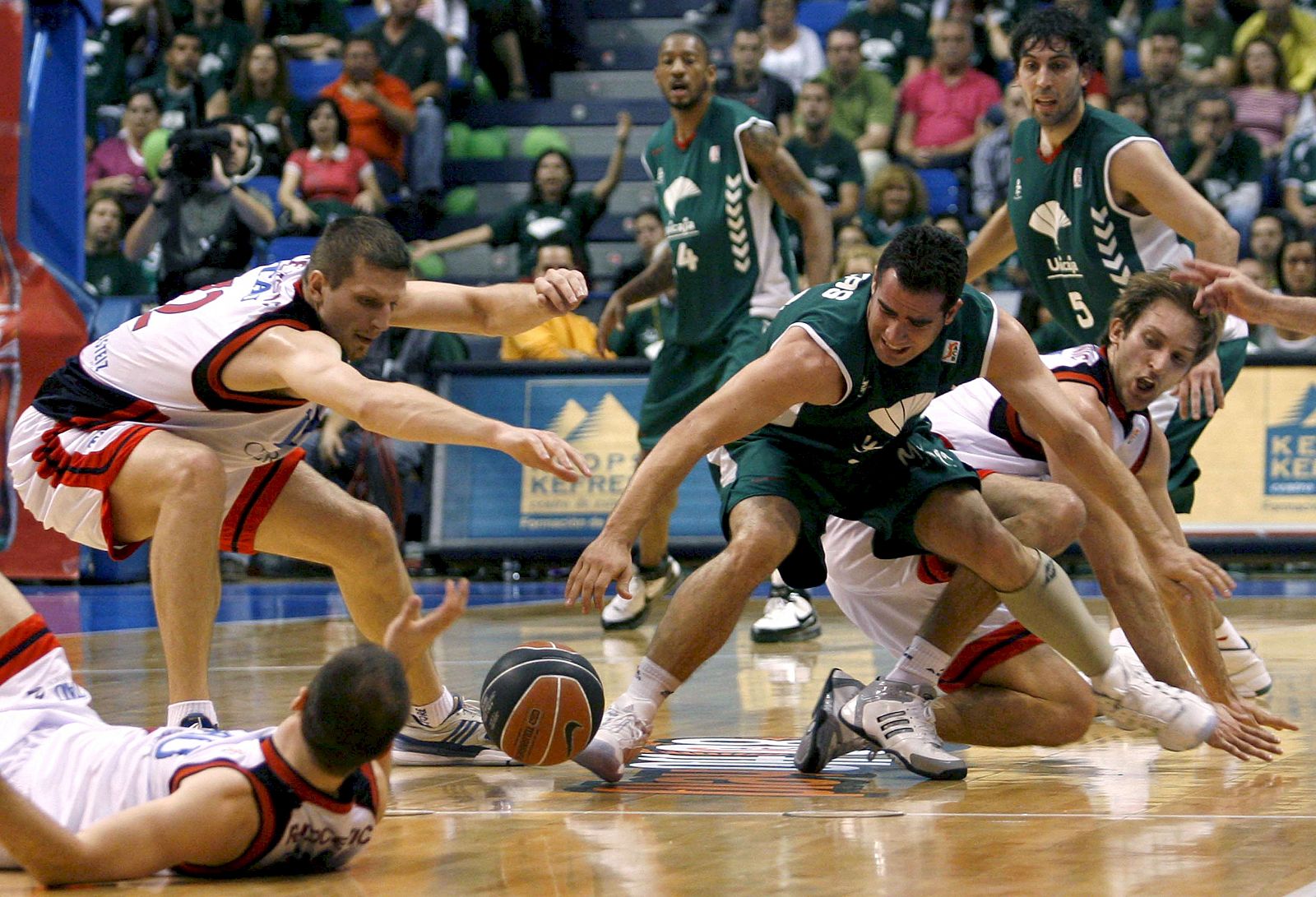 Tau, finalista de la ACB