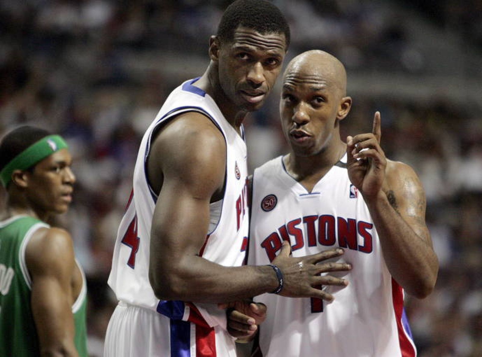 El jugador de los Pistons de Detroit Chauncey Billups habla con su compañero Antonio McDyess 