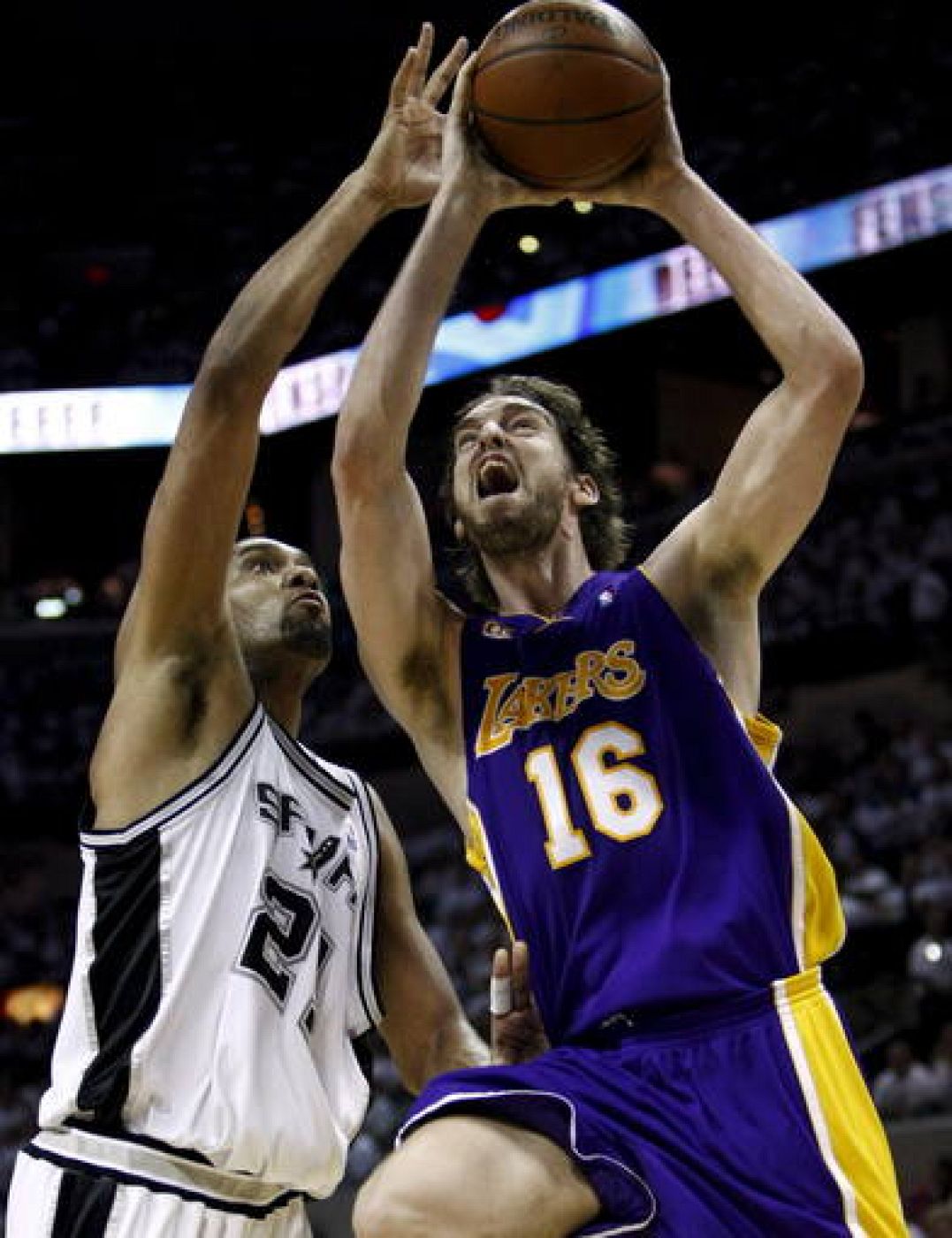 El español Pau Gassol de los Lakers de los Ángeles va hacia la cesta con la marca de Tim Duncan 