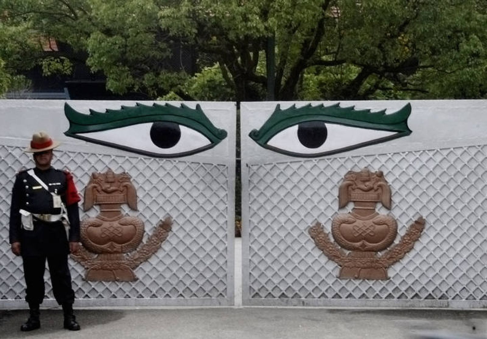 Un guarda real, en la puerta del Palacio real nepalí.