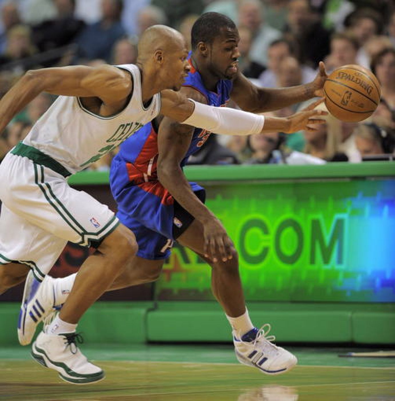El escolta de los Celtics de Boston, Ray Allen, anotó 29 puntos ante los Pistons. 