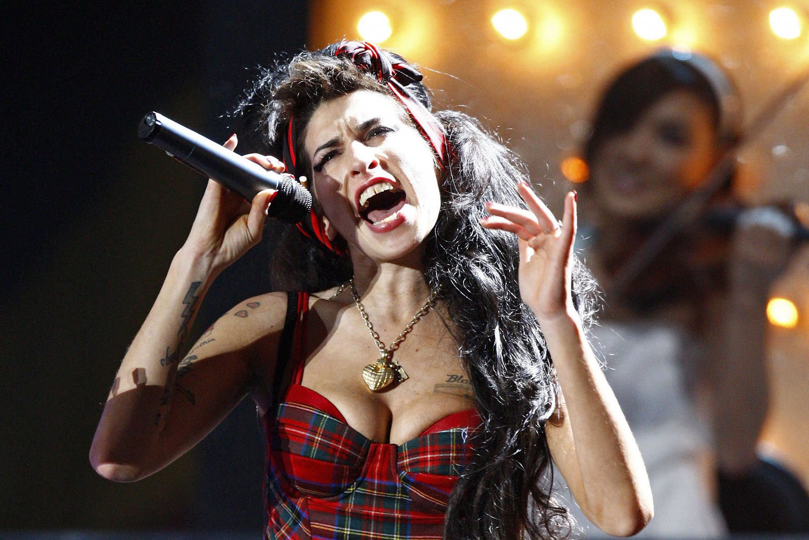 La cantante británica Amy Winehouse actúa en la edición de 2008 de los Brit Awards