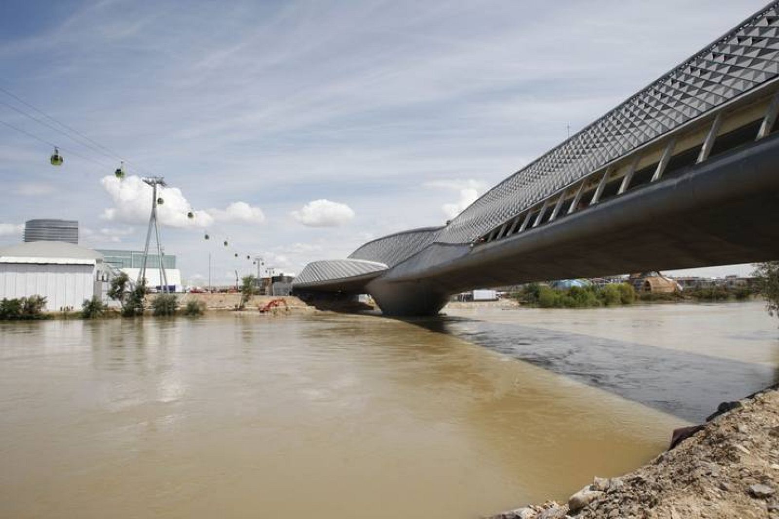 Vista del exterior del pabellón Puente de la Expo Zaragoza 2009, sobre el río Ebro, crecido por las últimas lluvias.