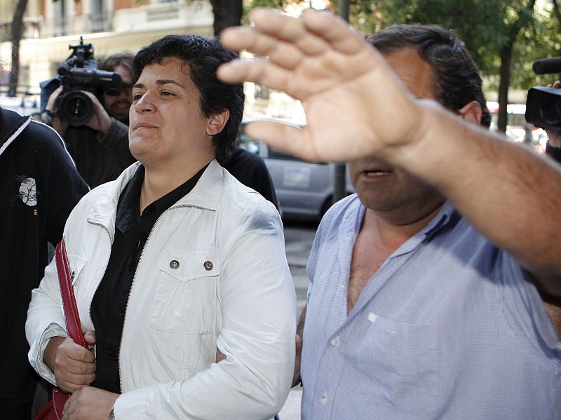 La alcaldesa de Hernani, Marian Beitialarrangoitia (ANV), tras declarar ante el juez de la Audiencia Nacional Fernando Grande-Marlaska, en relación con una querella de Dignidad y Justicia que le acusa de enaltecimiento del terrorismo porque un parque