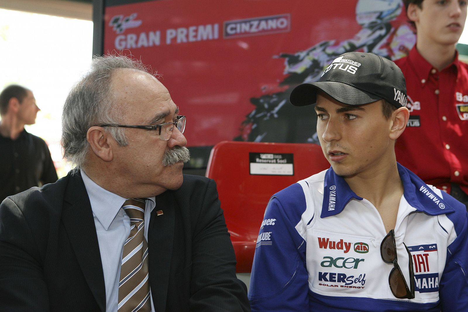 El vicepresidente de la Generalitat, Josep Lluís Carod Rovira, conversa con Jorge Lorenzo, durante la presentación del Gran Premio de Cataluña.