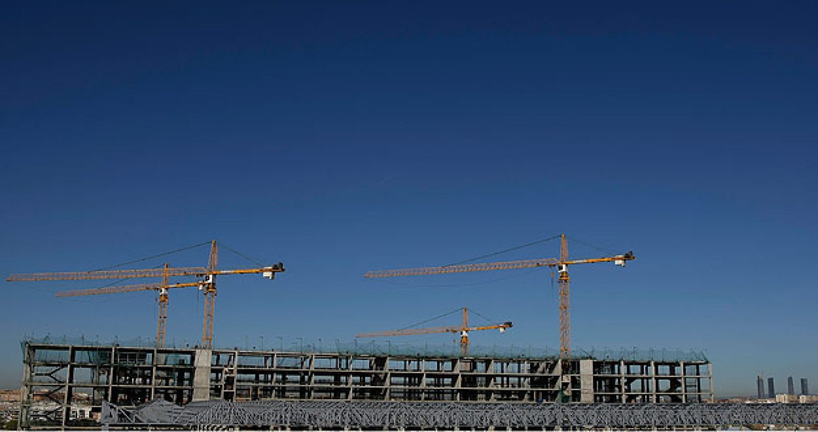 Obras del Centro Olímpico Acuático de Madrid, con las Cuatro Torres al fondo.