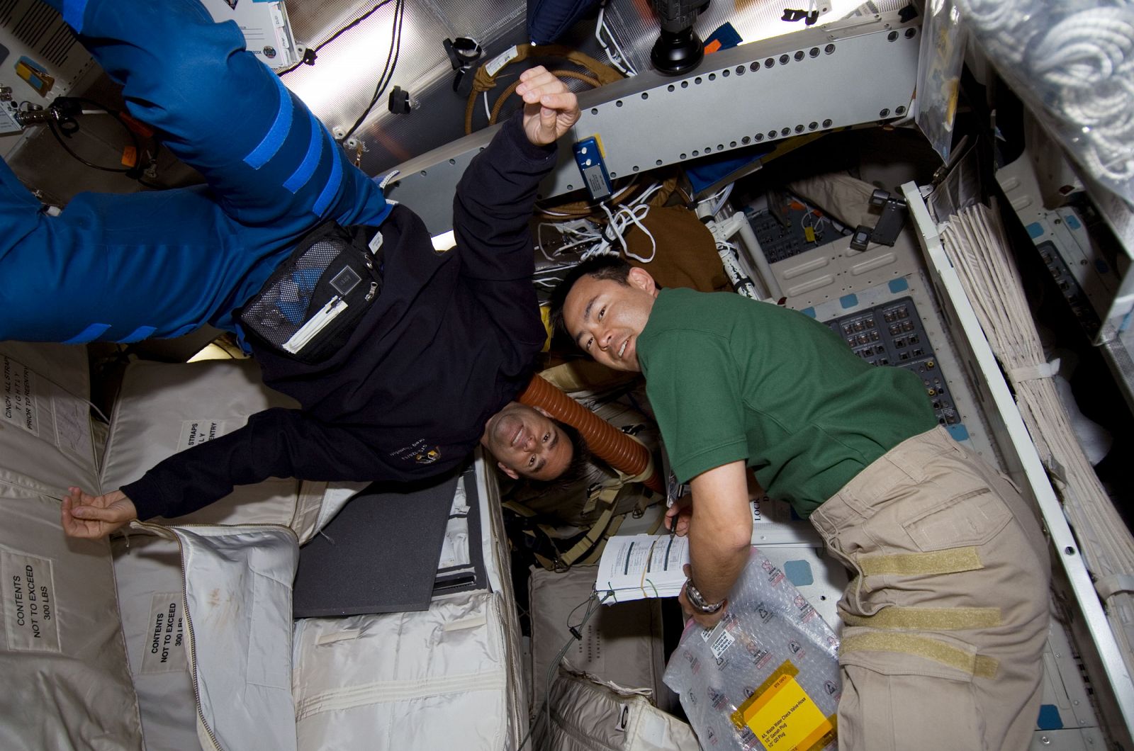El astronauta norteamericano Greg Chamitoff, junto a su compañero Akihiko Hoshide, en la Estación Espacial Internacional.