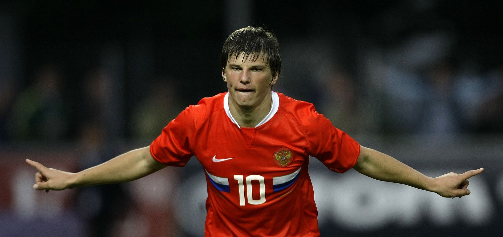 El jugador de Rusia, Andrey Hrshayin celebra uno de los cuatro goles anotados ante Lituania