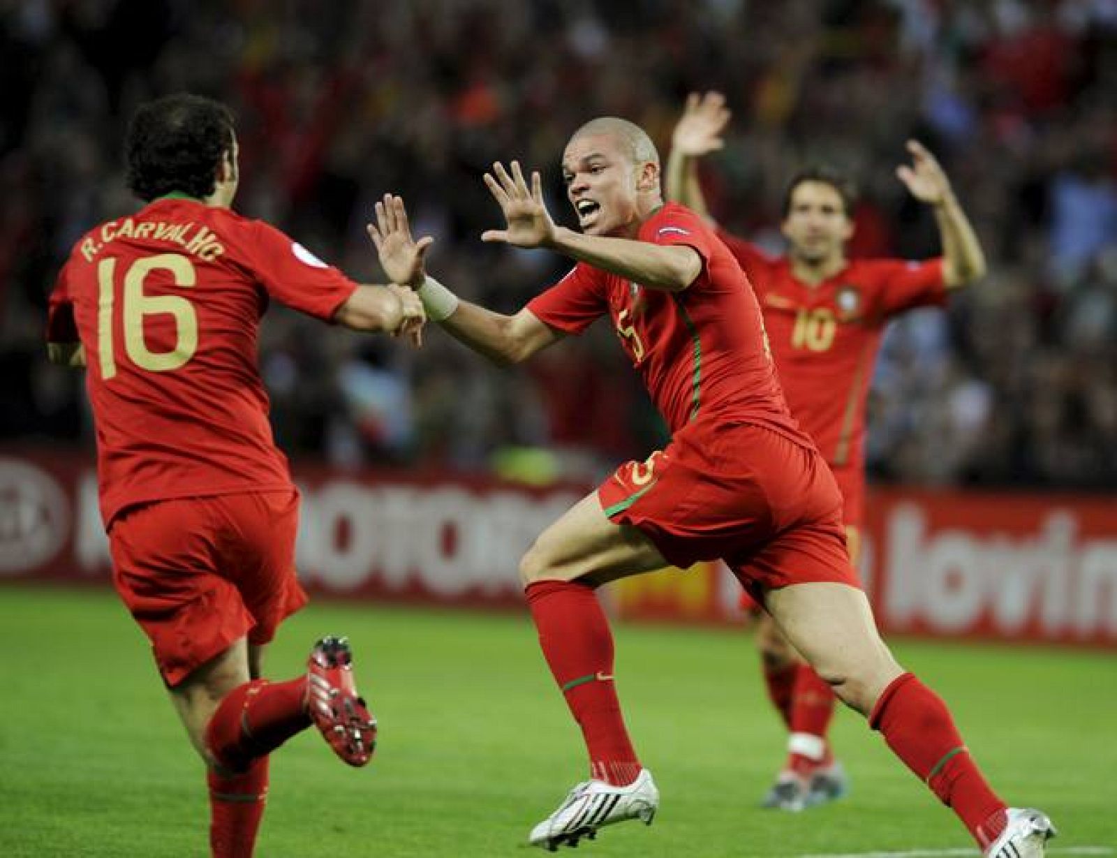 El defensa portugués Pepe muestra su alegría tras marcar  el gol de la victoria de su equipo.