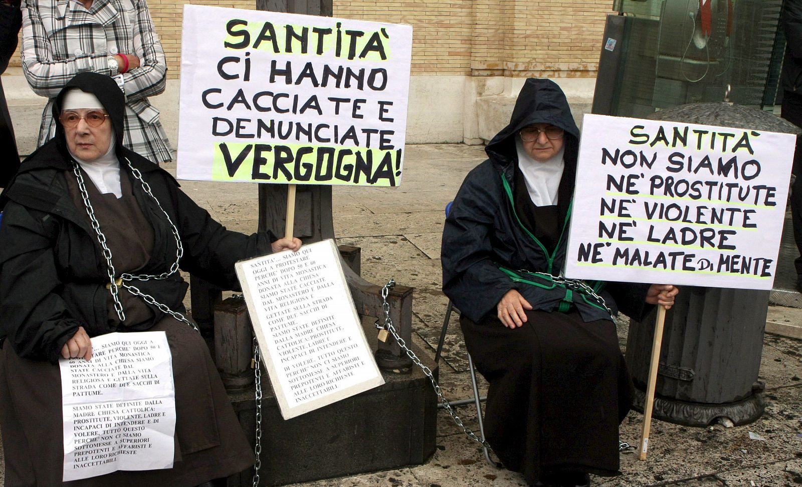 Las dos monjas encadenadas en una farola a las afueras del Vaticano en protesta por su expulsión de su convento de las Carmelitas para pedir al Papa que les ayude a regresar.
