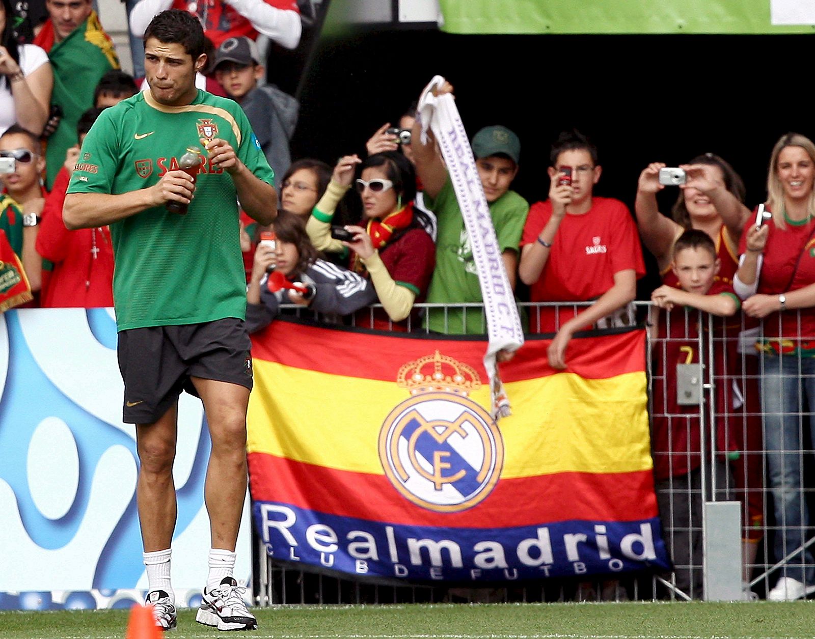 Cristiano Ronaldo es capaz de congregar hasta 12.000 aficionados en los entrenamientos de Portugal.