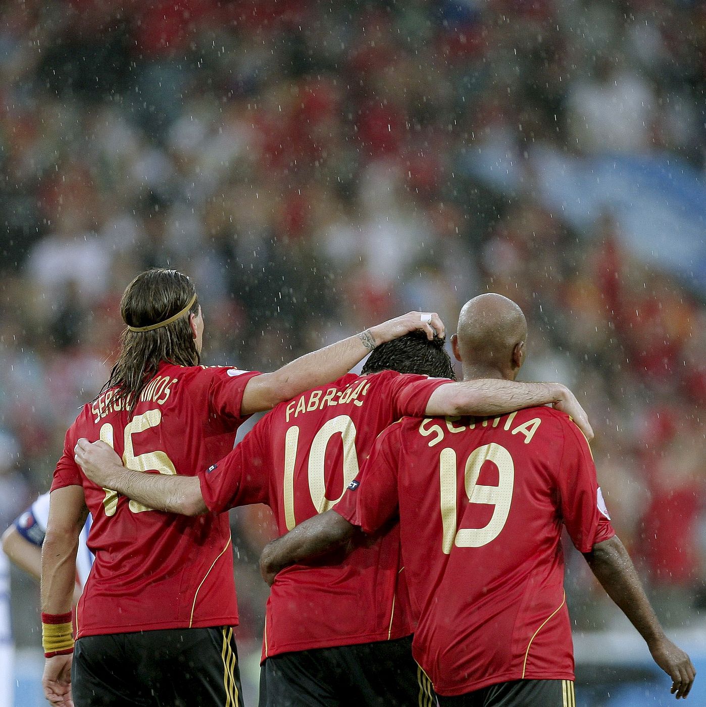 El centrocampista de la selección española Cesc Fábregas celebra su gol ante Rusia con sus compañeros Sergio Ramos y Marcos Senna.