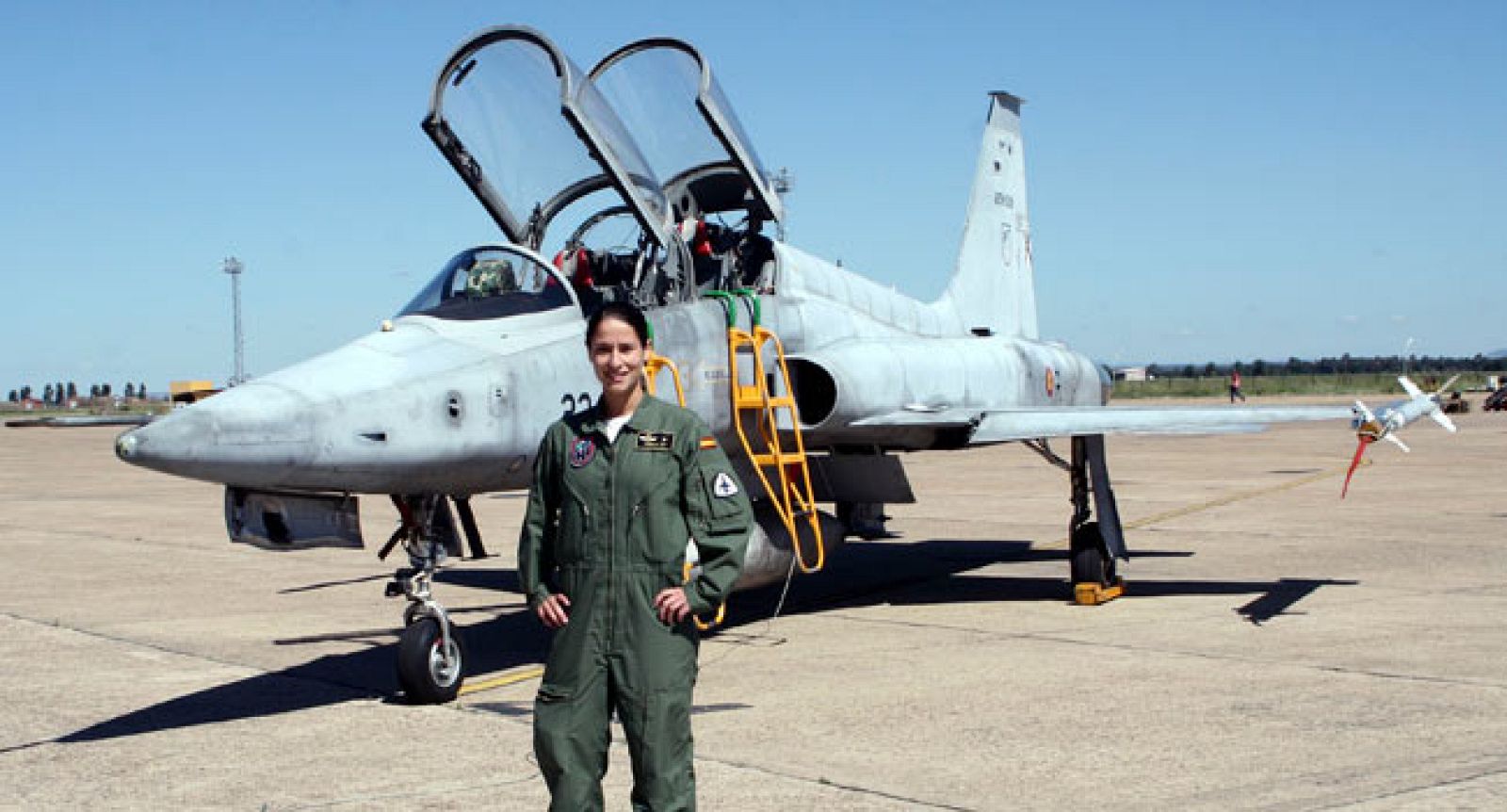 La alférez Rocío González posa ante el F-5 que ha pilotado durante el curso de combate