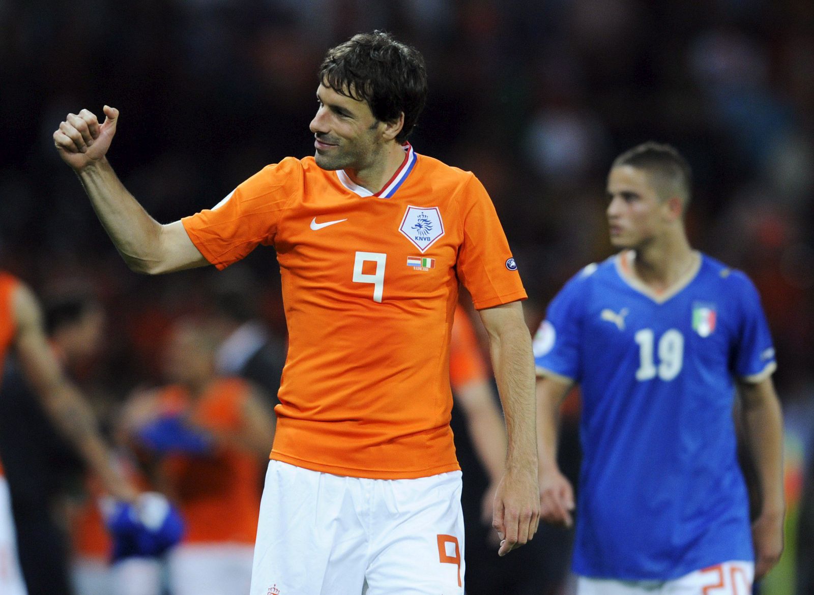 El delantero holandés Ruud van Nistelrooy celebra la victoria de su equipo ante Italia.