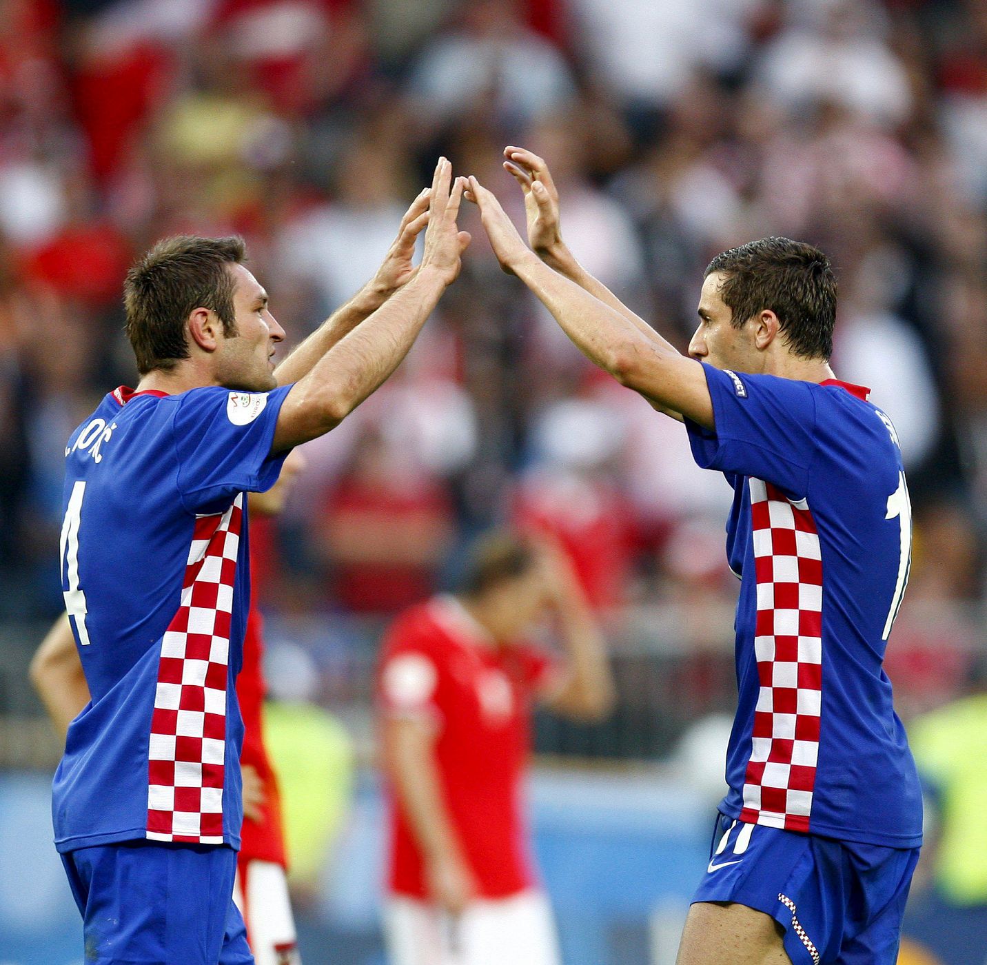 Los jugadores croatas Robert Kovac y Darijo Srna se felicitan tras su victoria ante la selección austríaca.