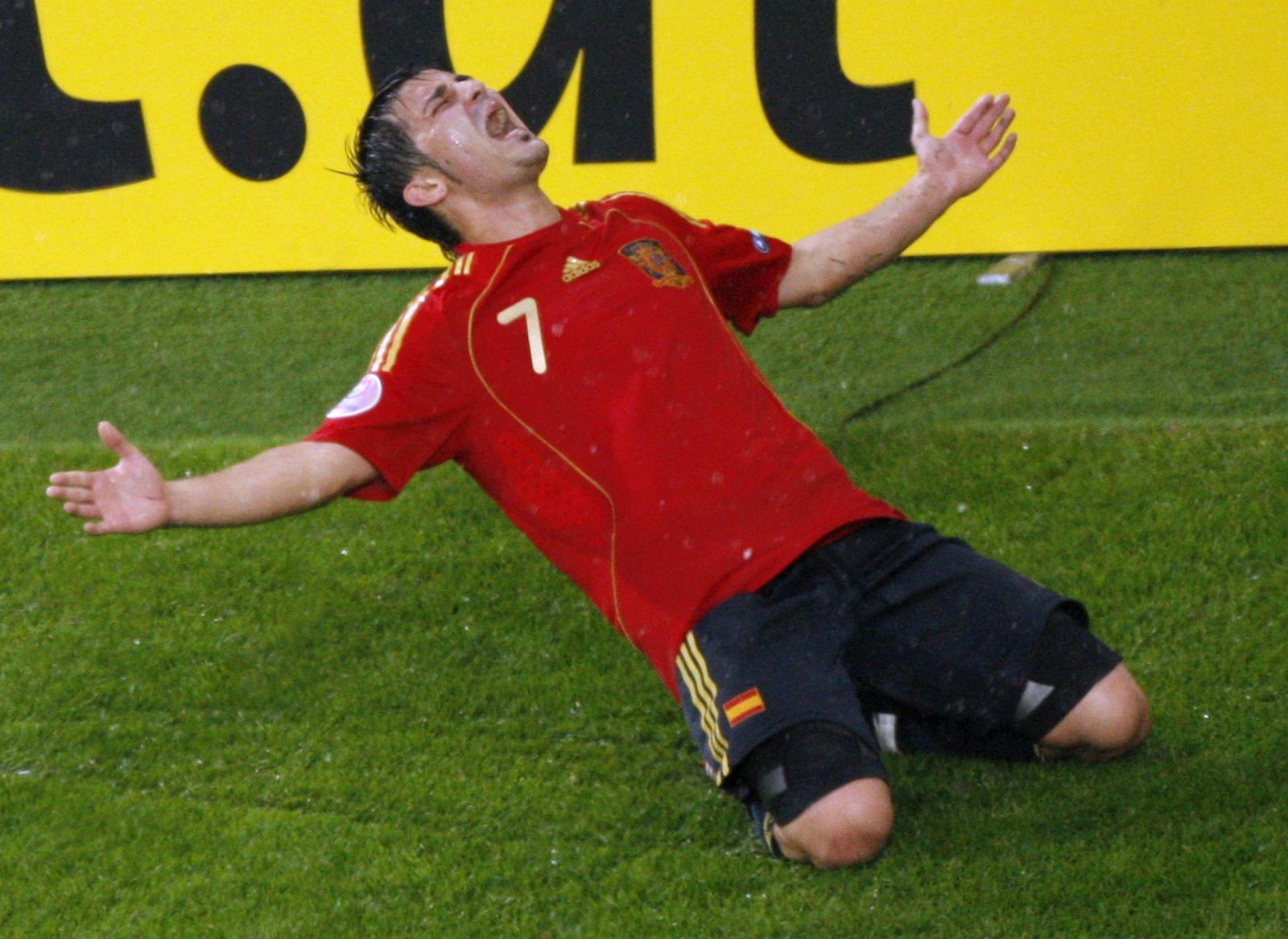 El delantero David Villa celebra uno de sus goles ante Rusia.