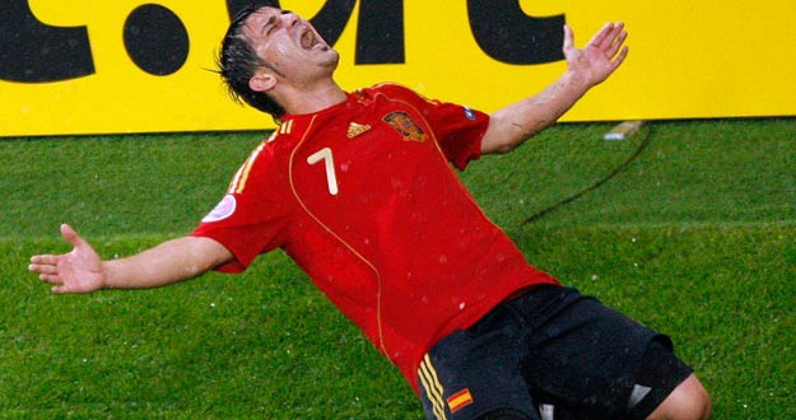 El delantero David Villa celebra uno de sus goles ante Rusia.