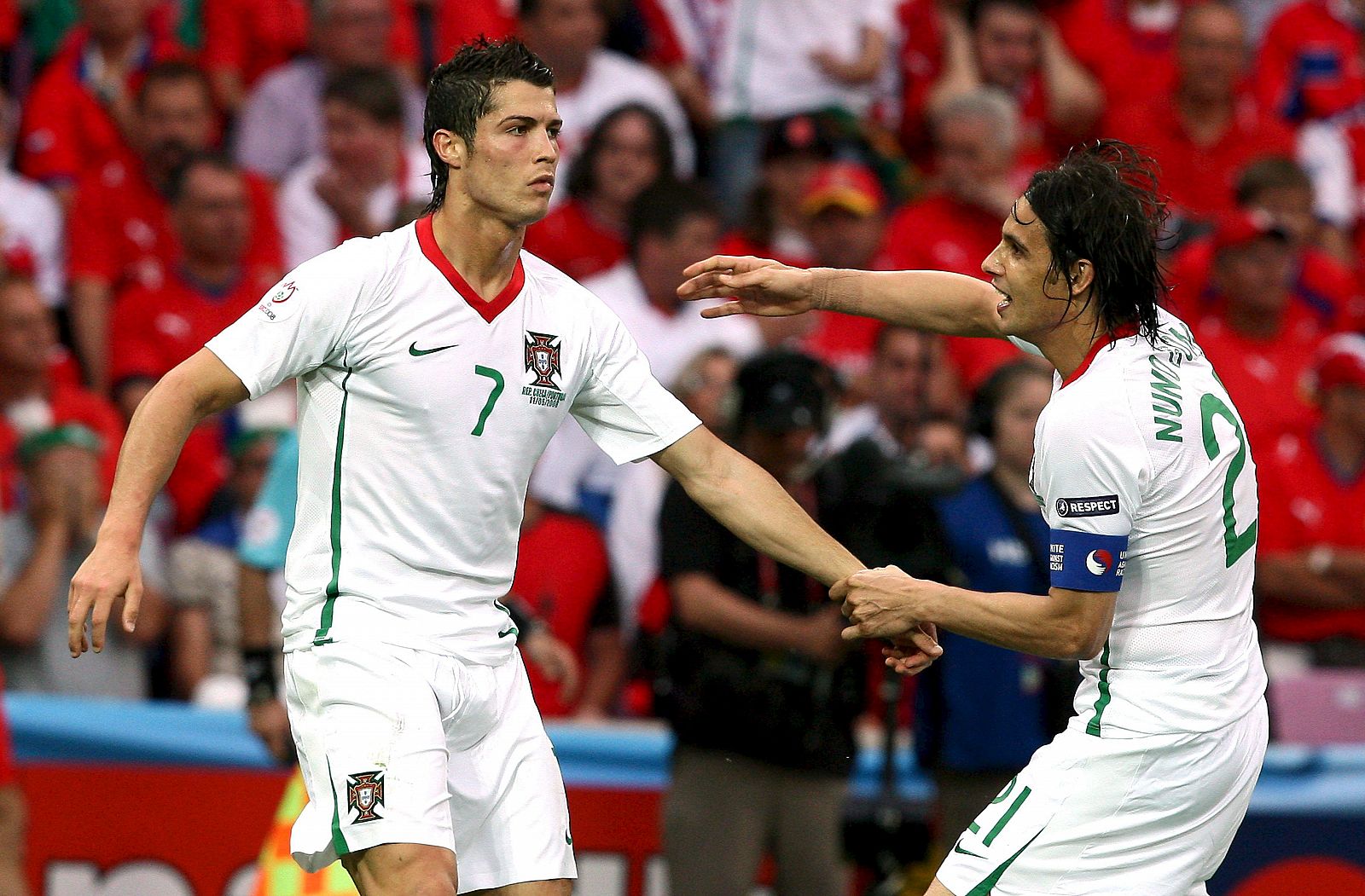 Los jugadores portugueses Cristiano Ronaldo y Nuno Gomes celebran uno de los tres goles danotados a la República Checa.