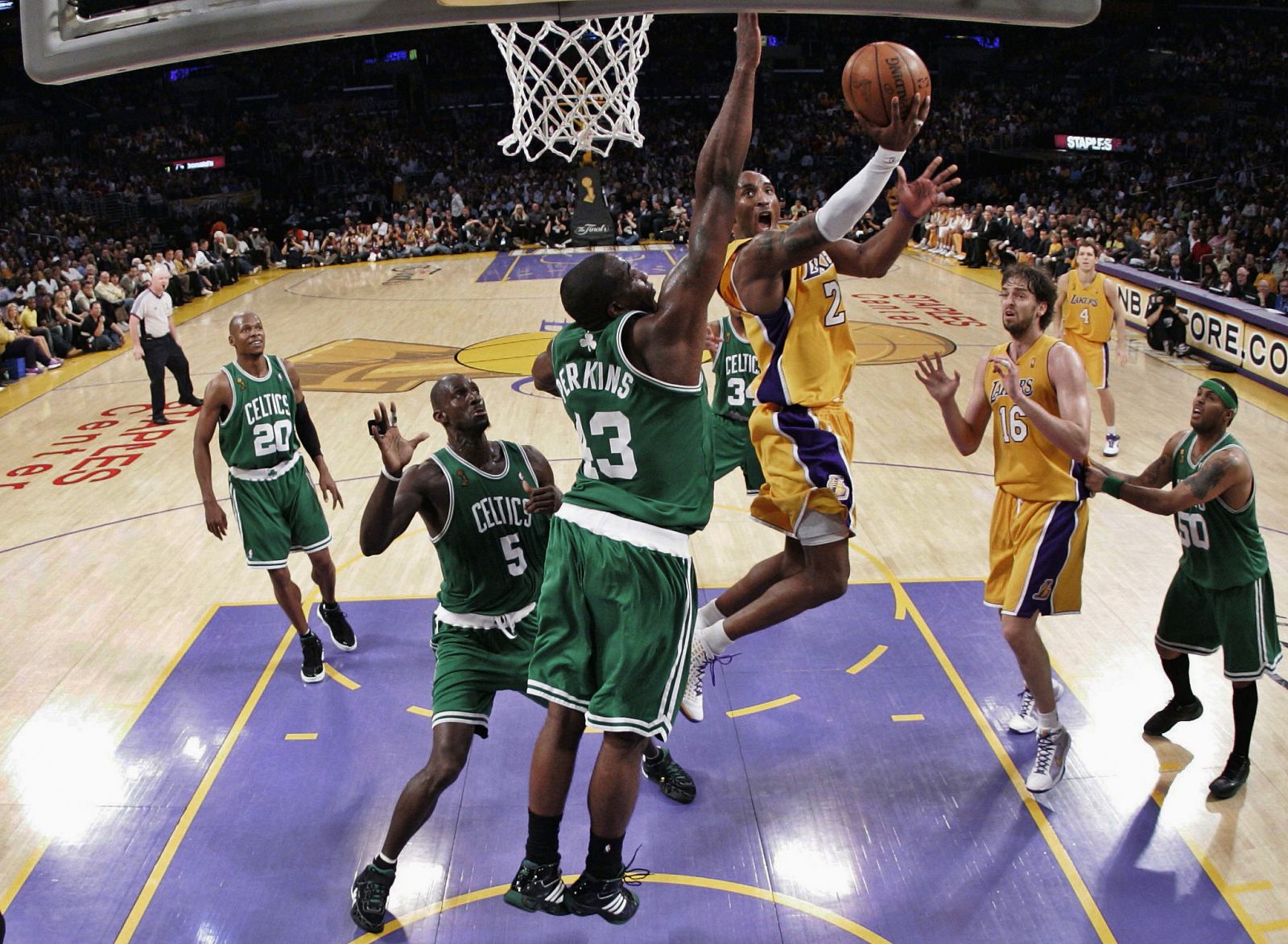 Bryant, Gasol y la afición de Los Angeles serán claves para que los Lakers remonten la final.