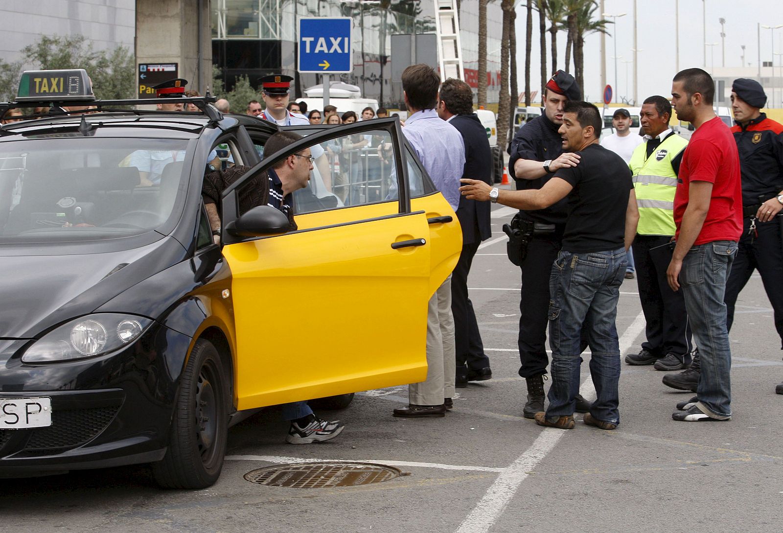 Los Mossos d'Esquadra intervienen ante un piquete informativo en el aeropuerto de Barcelona con motivo del paro de los taxistas