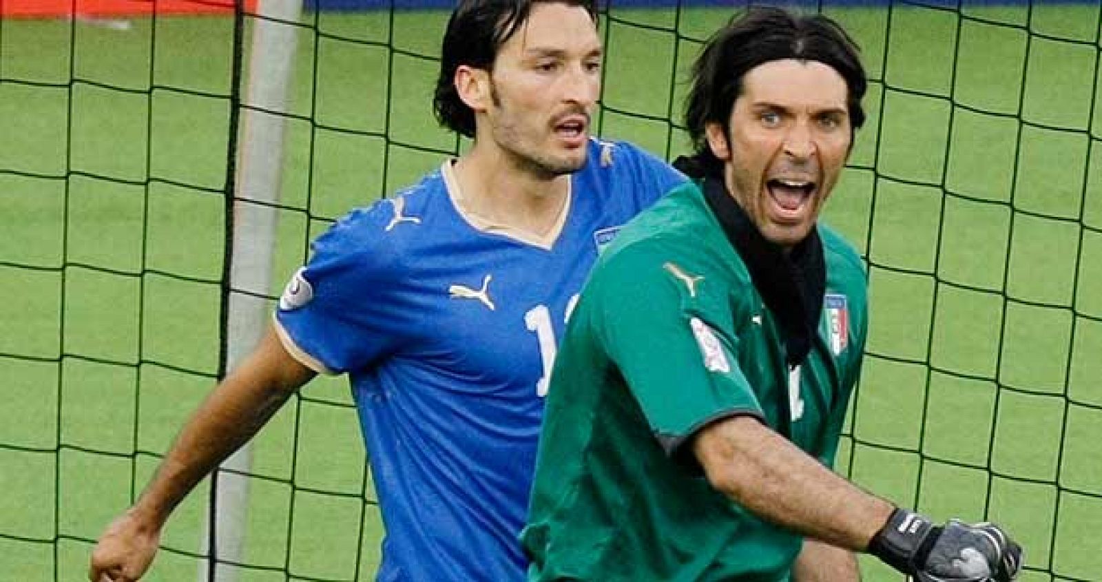 Buffon celebra el penalti detenido a Mutu, que hubiese supuesto la derrota de Italia.