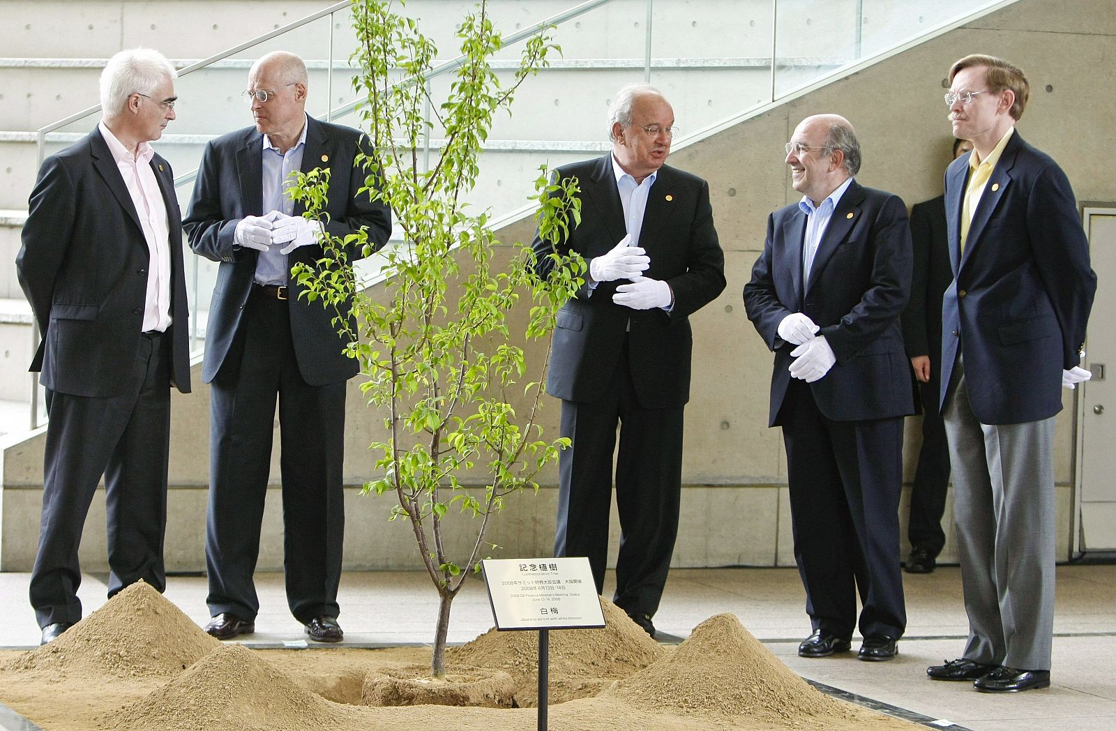 Los ministros de Finanzas sonríen momentos antes de plantar un arbol conmemorativo durante la reunión de los ministros de Finanzas del Grupo de los 8 en el Centro Internacional de Convenciones de Osaka