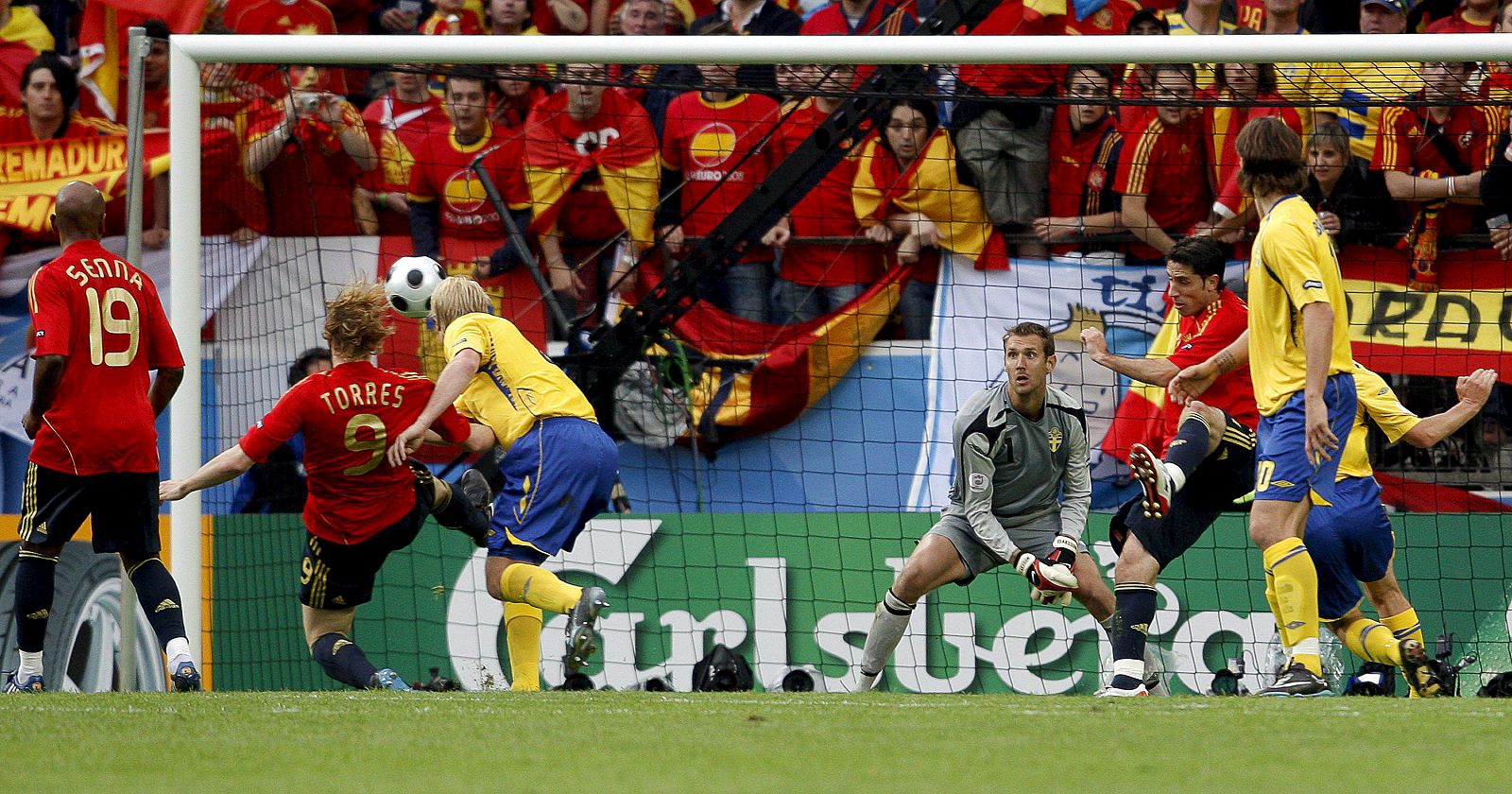 Torres dispara a portería para marcar el 1-0 a favor de España.