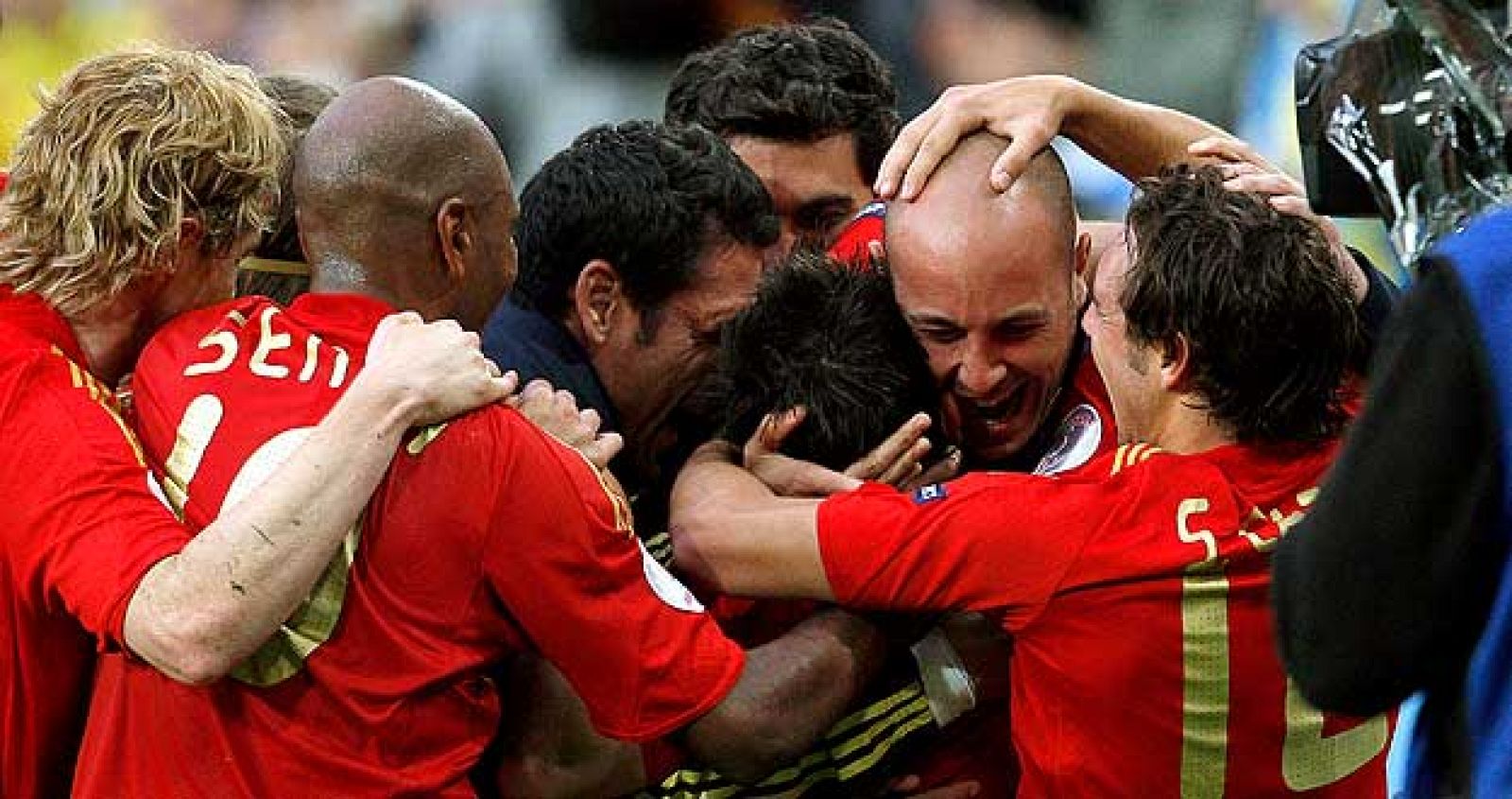 Villa es arropado por sus compañeros después de marcar el gol de la victoria.