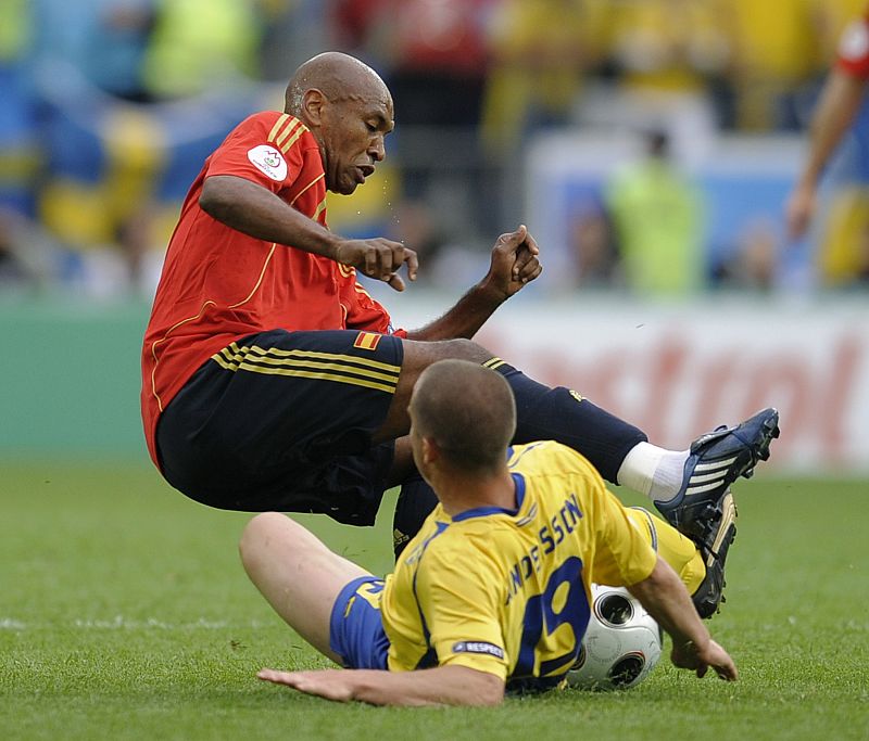 Senna lucha con Andersson durante el encuentro entre España y Suecia.