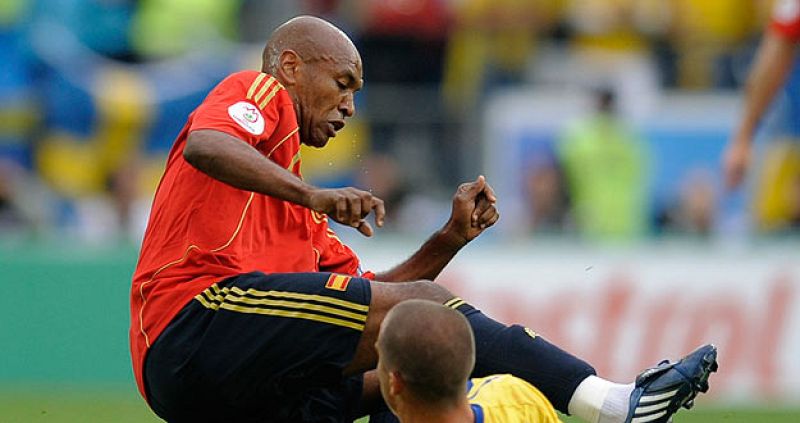 Senna lucha con Andersson durante el encuentro entre España y Suecia.