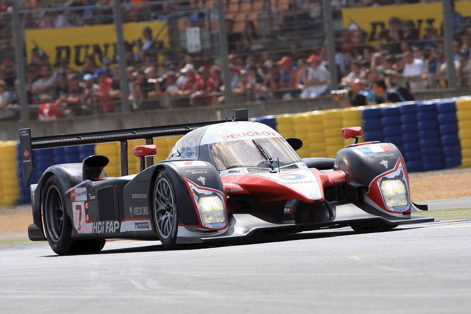 El Peugeot conducido consecutivamente por Minassian, Marc Gené y Jacques Villeneuve, en el circuito de Le Mans.