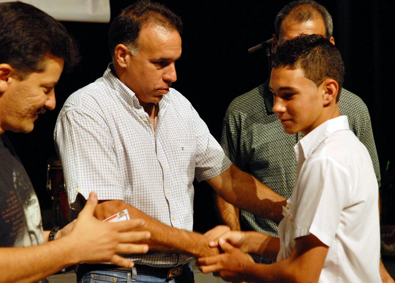 El 'balserito' Elián González, durante el acto en el que se le ha entregado el carné de las juvetudes comunistas.