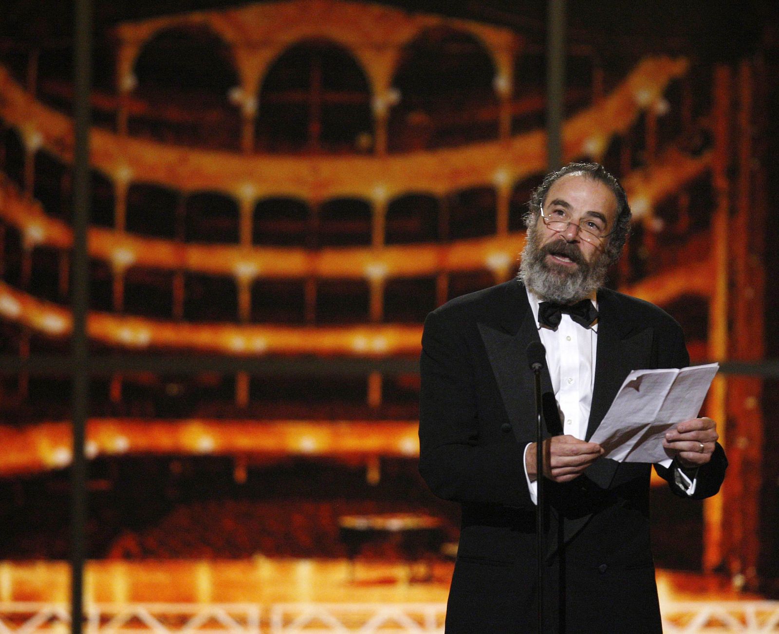 El actor Mandy Patinkin recoge el Tony de honor del compositor Stephen Sondheim