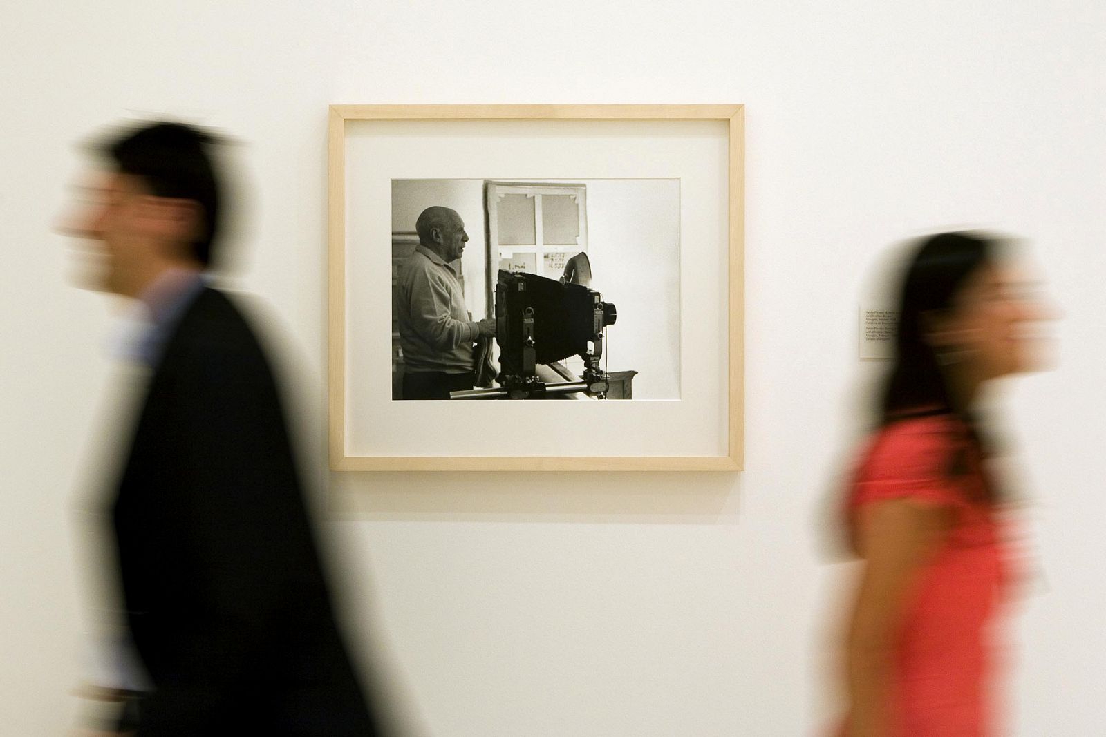 Picasso junto a una cámara fotográfica en la muestra de Roberto Otero en el Museo Picasso de Málaga.