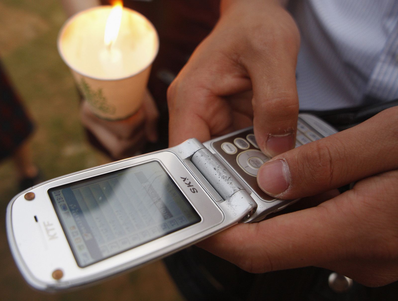 Una estudiante envía un sms