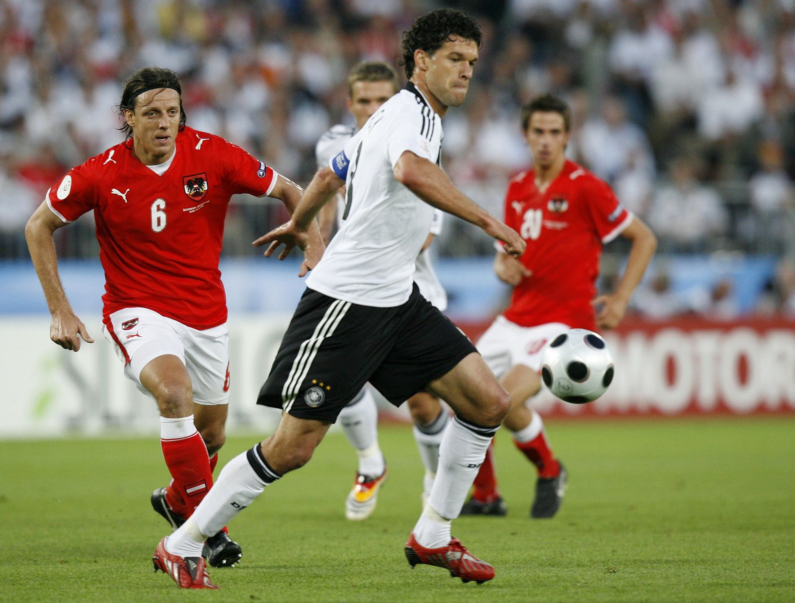 El centrocampista de Alemania, Michael Ballack, autor de un magnífico gol de falta ante Austria.