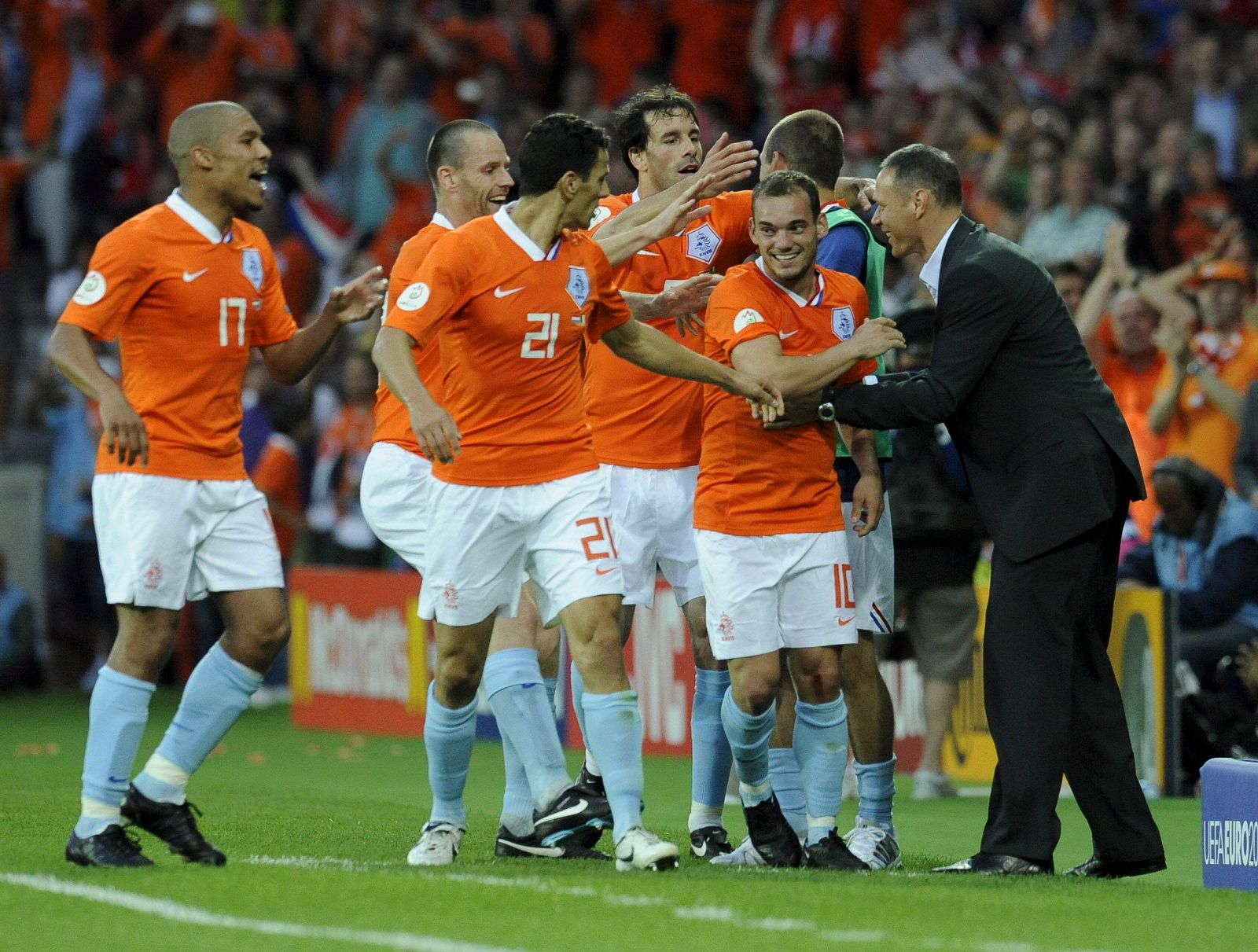 El equipo de Van Basten está en el punto de mira de franceses e italianos, que sospechan de su rendimiento ante Rumanía.