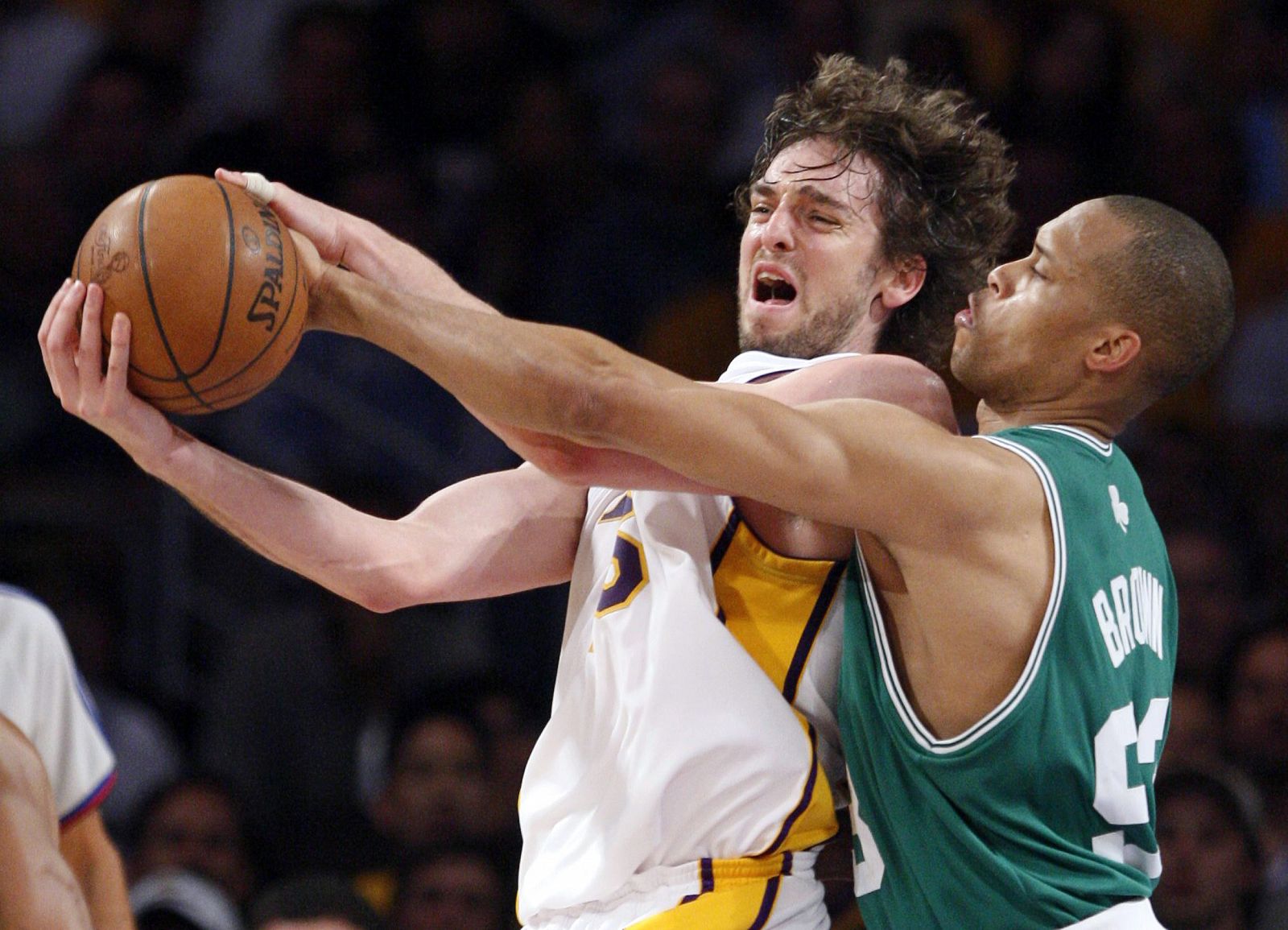 Pau Gasol, elemento decisivo para que los Lakers sigan con vida en la final de la NBA.