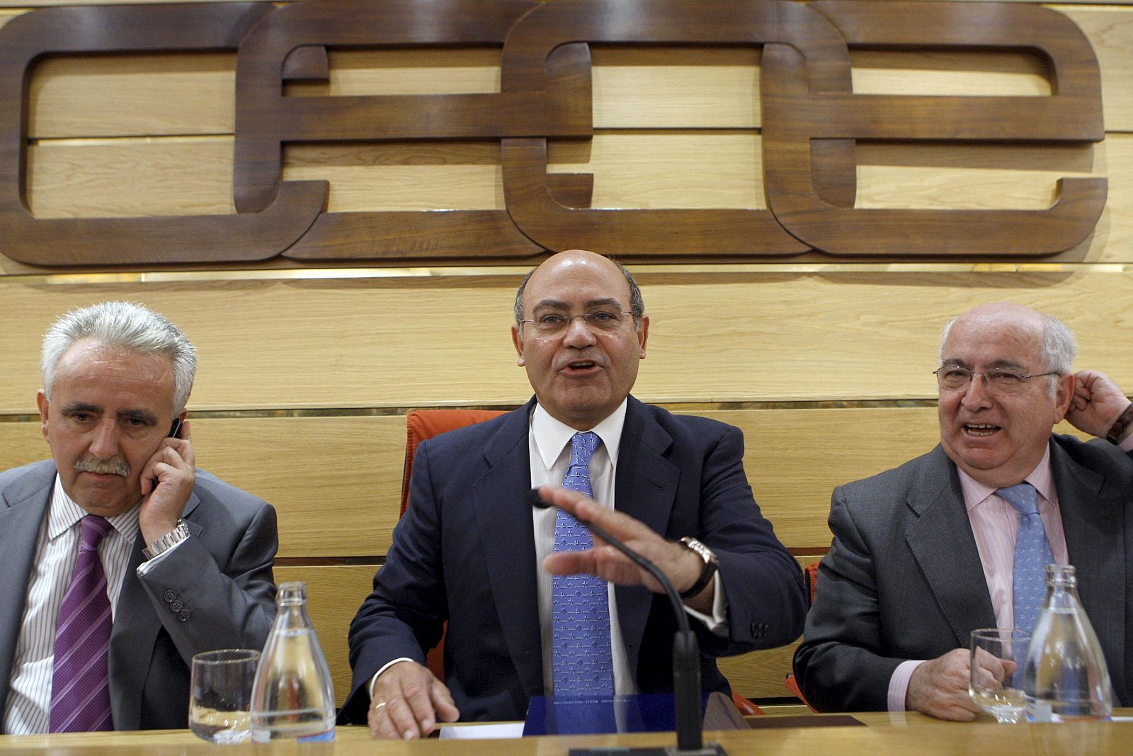 El presidente de la Confederación Española de Organizaciones Empresariales (CEOE), Gerardo Díaz Ferrán, flanqueado por el presidente de CEPYME, Jesús Barcenas (i), y el vicepresidente de la CEOE, Juan Jiménez Aguilar (d).