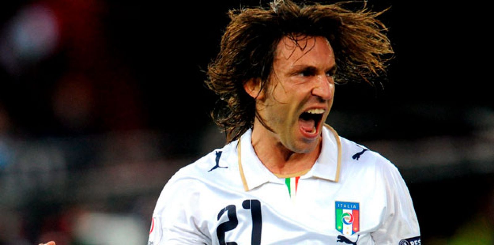 El centrocampista Andrea Pirlo celebra un gol de penalti contra Francia.