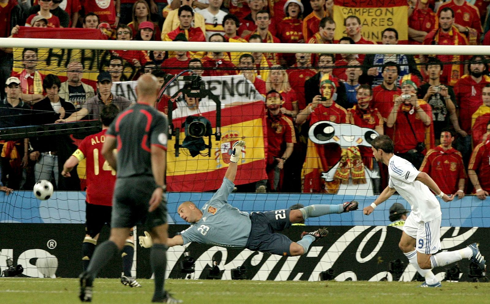 El delantero de Grecia Angelos Charisteas bate al portero de España Pepe Reina en el primer gol de su equipo.