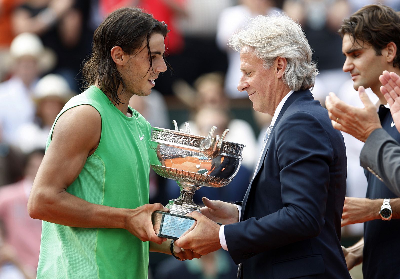 Bjorn Borg entregó en París el trofeo de Roland Garros a Rafa Nadal, en presencia de Roger Federer. Paris