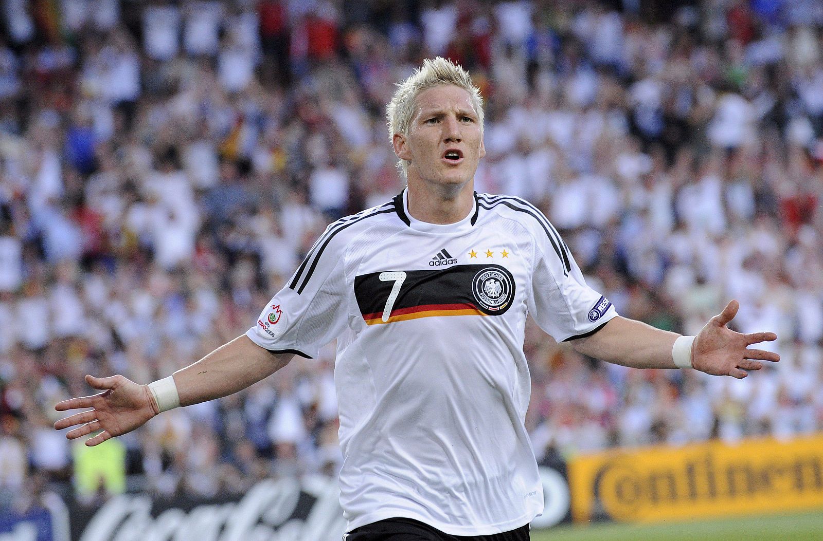 El jugador alemán Bastian Schweinsteiger celebra tras marcar el 0-1 durante el partido de Portugal contra Alemania.