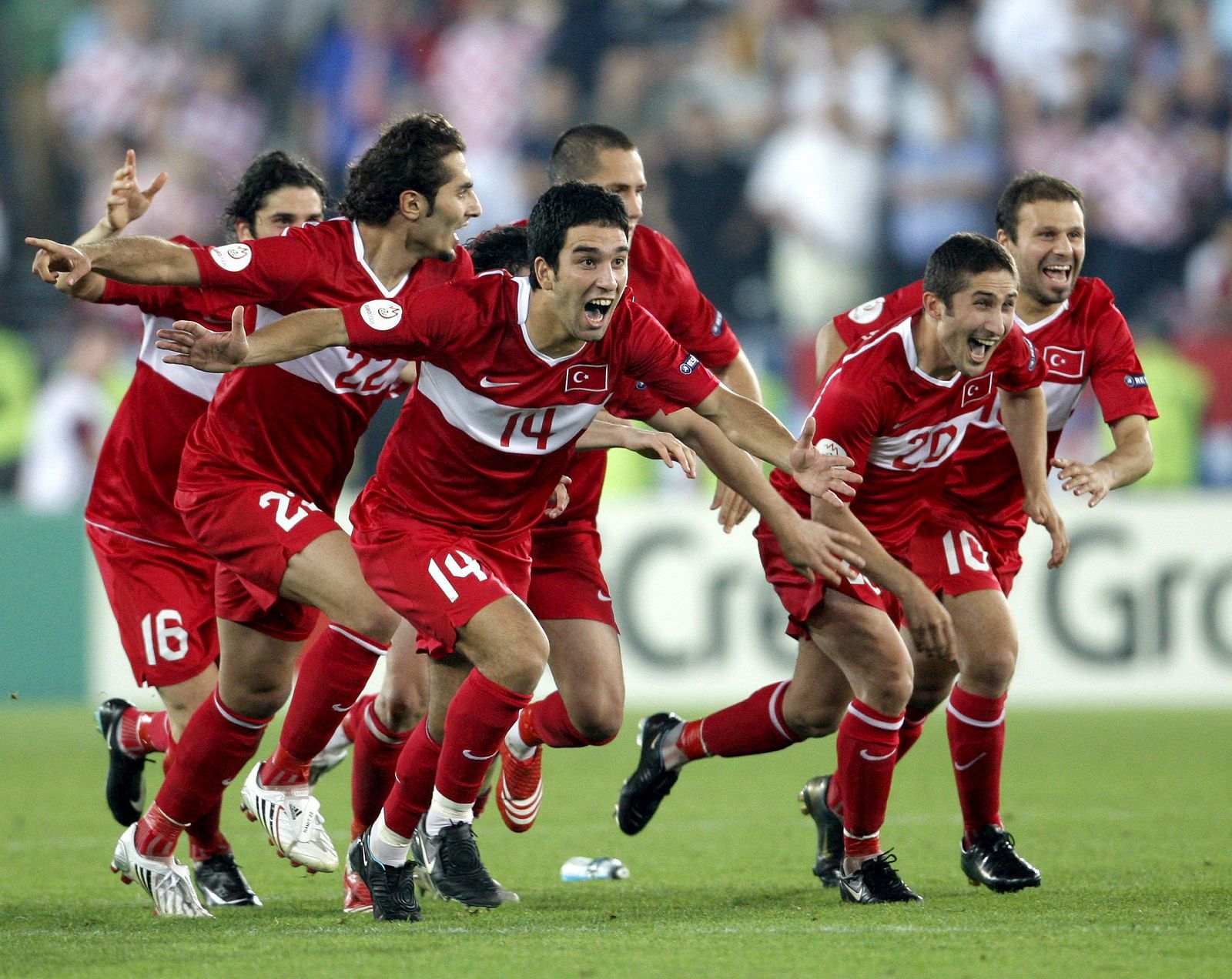 Los jugadores turcos celebran su triunfo después de ganar a Croacia en la serie de penaltis.