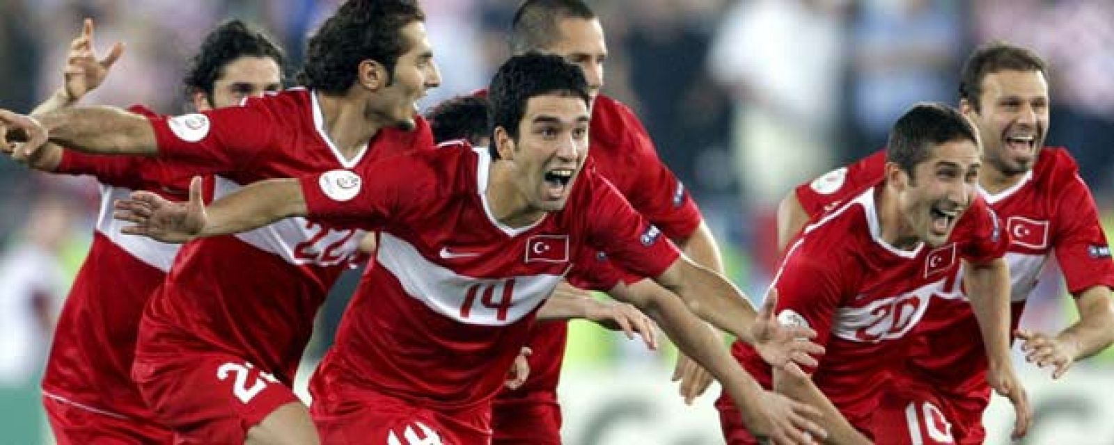 Los jugadores turcos celebran su triunfo después de ganar a Croacia en la serie de penaltis.